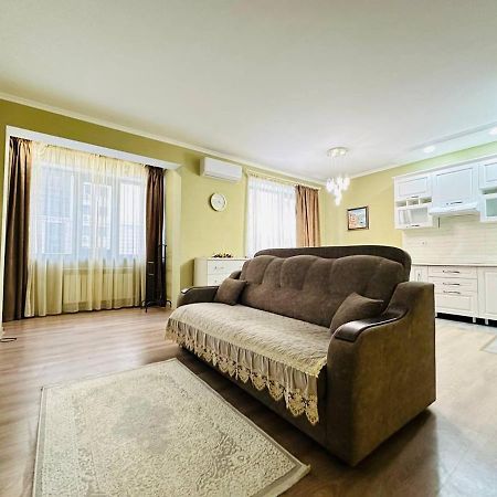 Ferienwohnung Central Park In The City Center Almaty Exterior foto