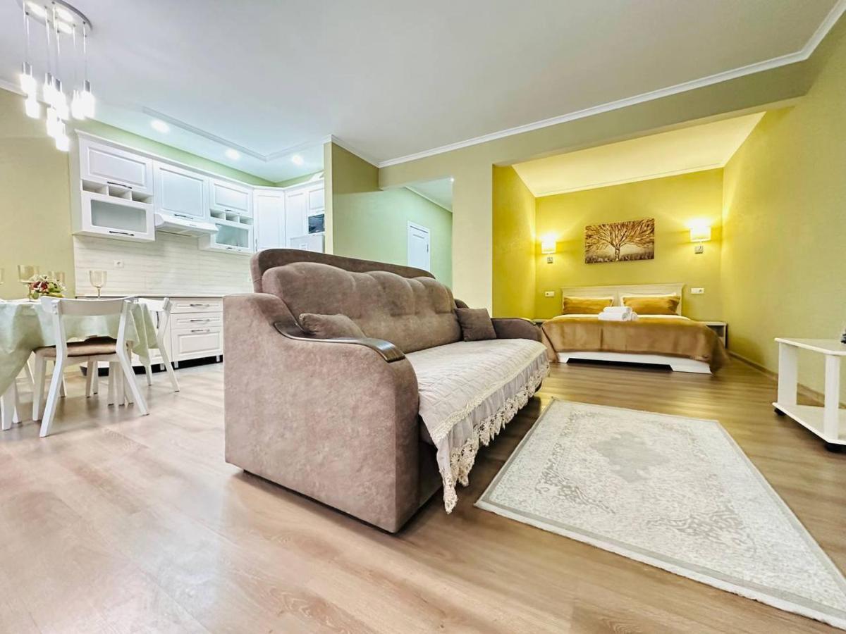 Ferienwohnung Central Park In The City Center Almaty Exterior foto